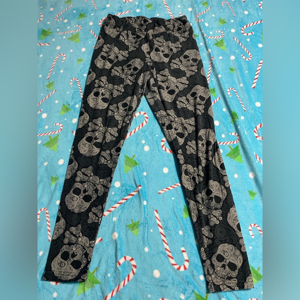 Time and Tru Black and Gray Skull Leggings